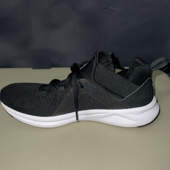 Women’s Puma sneakers size 9.5 - Picture 4 of 5